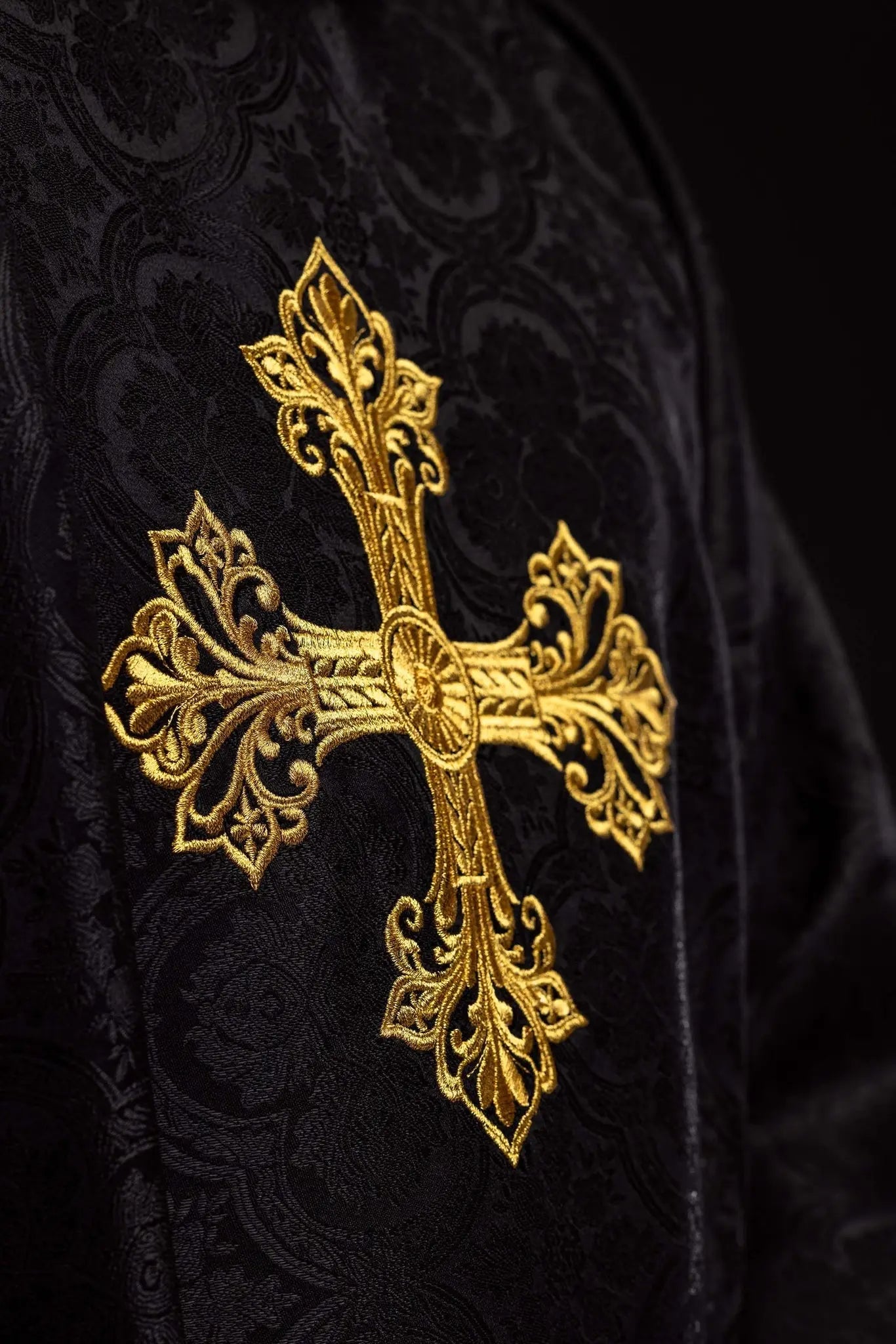 Casulla negra con tejido jacquard de cruz