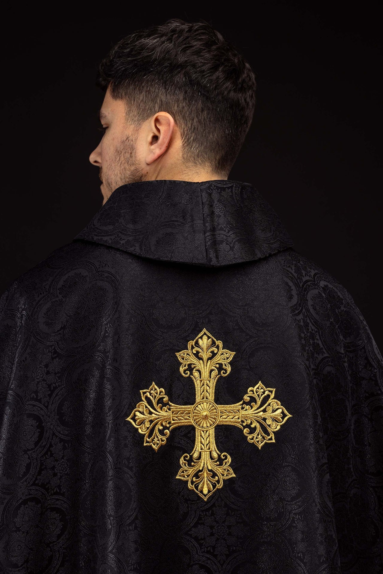 Czarny ornat z krzyżem tkanina żakardowa - ORNATY.PL