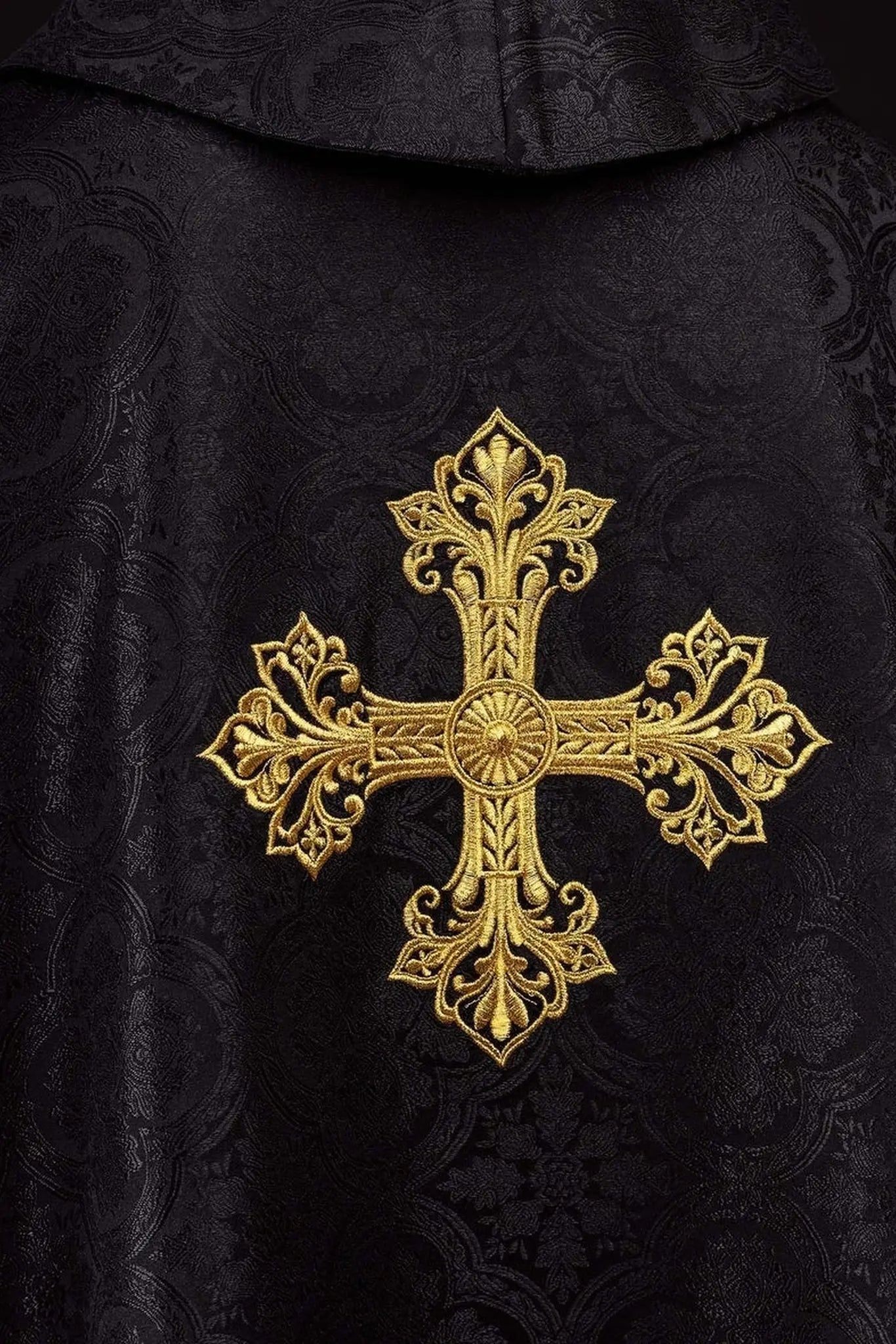 Casulla negra con tejido jacquard de cruz