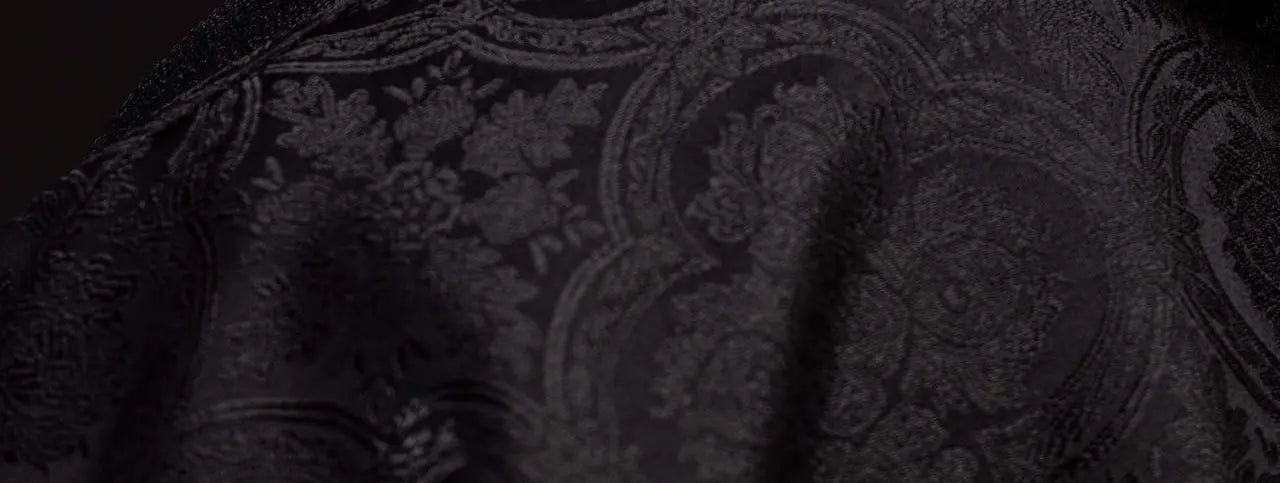 Casulla negra con tejido jacquard de cruz