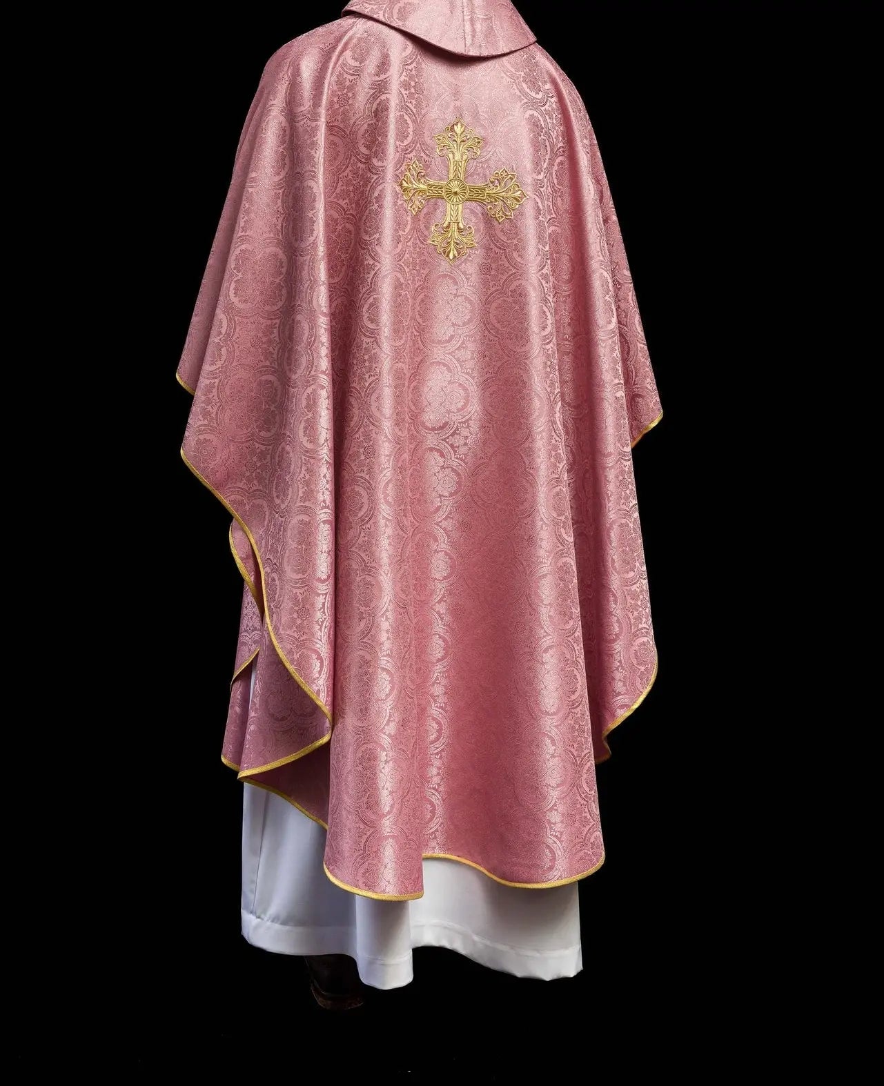 Casulla rosa con cruz hecha de tela estampada