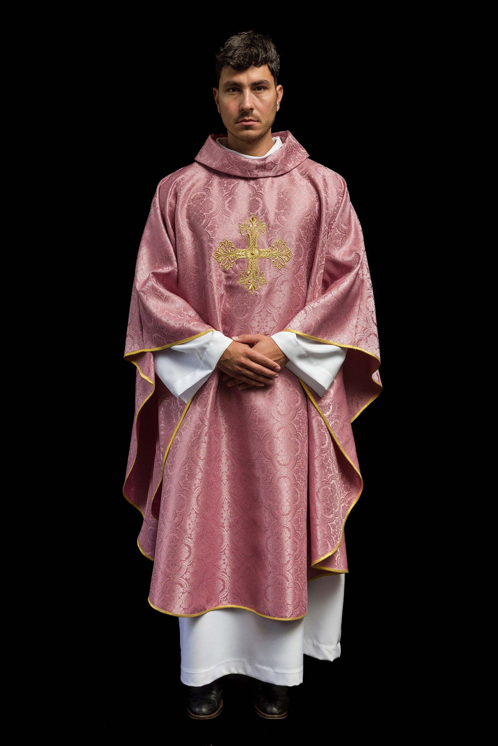 Różowy ornat z krzyżem uszyty z wzorzystej tkaniny - ORNATY.PL