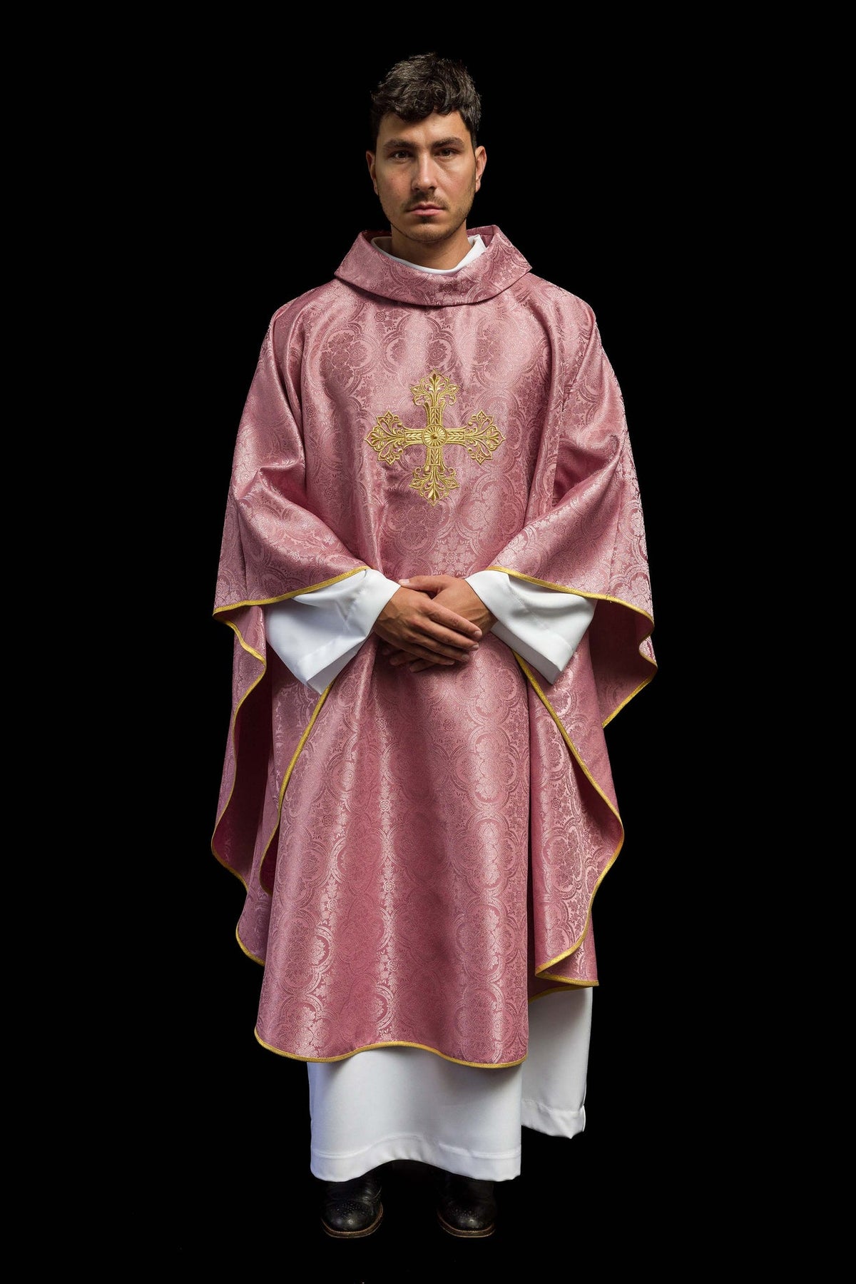 Różowy ornat z krzyżem uszyty z wzorzystej tkaniny - ORNATY.PL