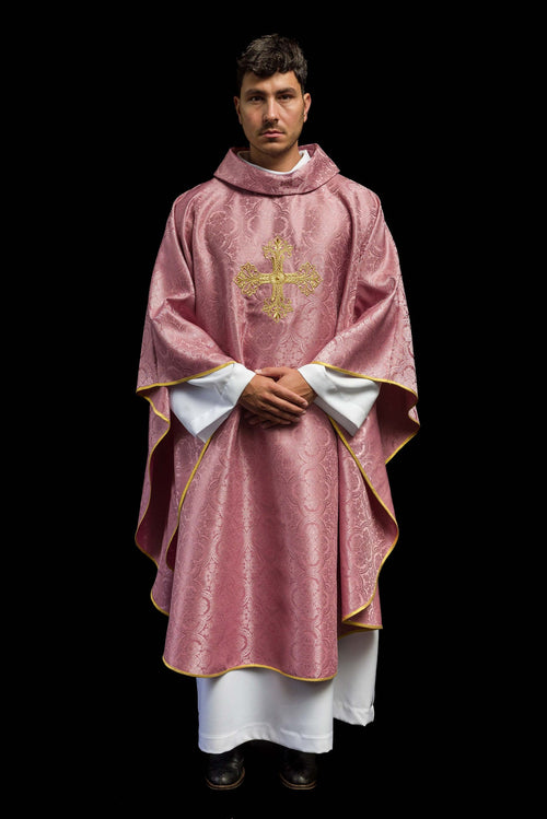 Różowy ornat z krzyżem uszyty z wzorzystej tkaniny - ORNATY.PL