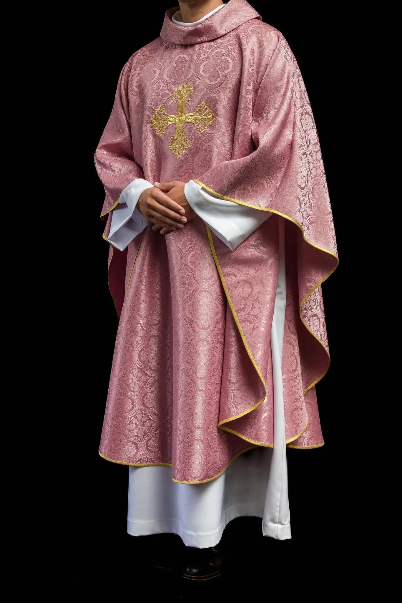 Casulla rosa con cruz hecha de tela estampada