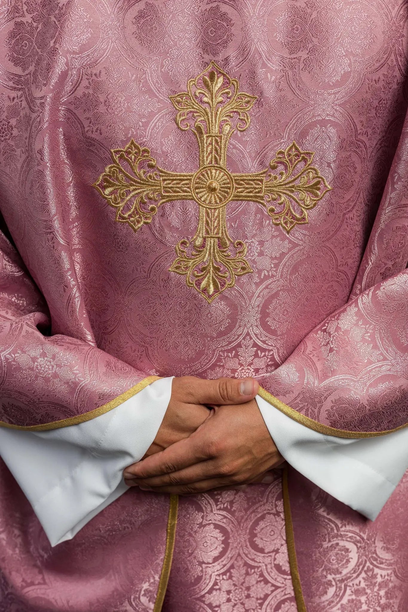 Casulla rosa con cruz hecha de tela estampada