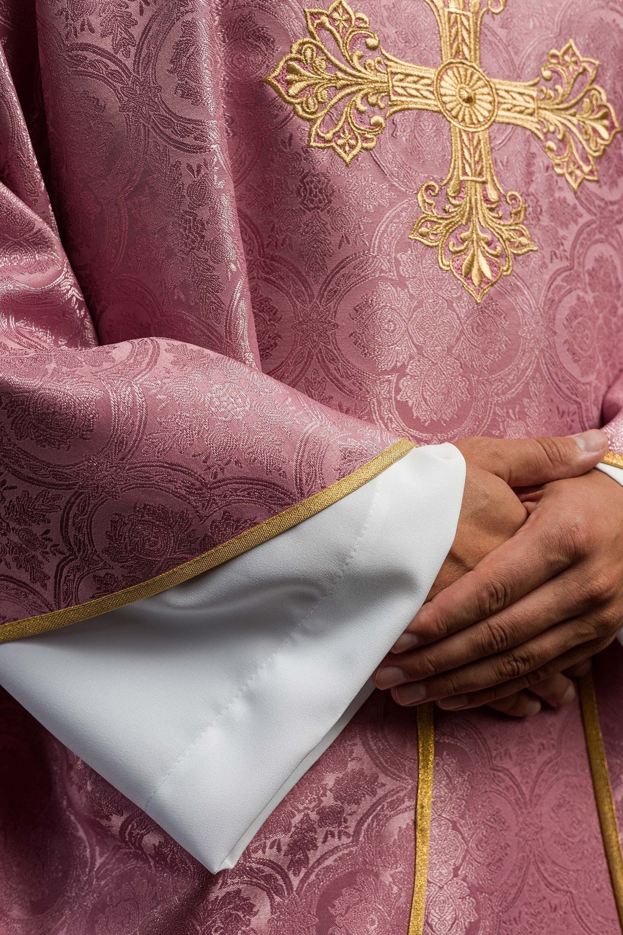 Różowy ornat z krzyżem uszyty z wzorzystej tkaniny - ORNATY.PL