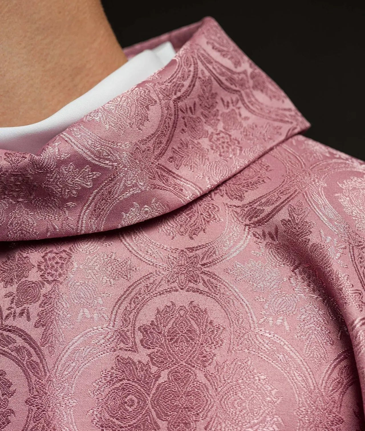Casulla rosa con cruz hecha de tela estampada