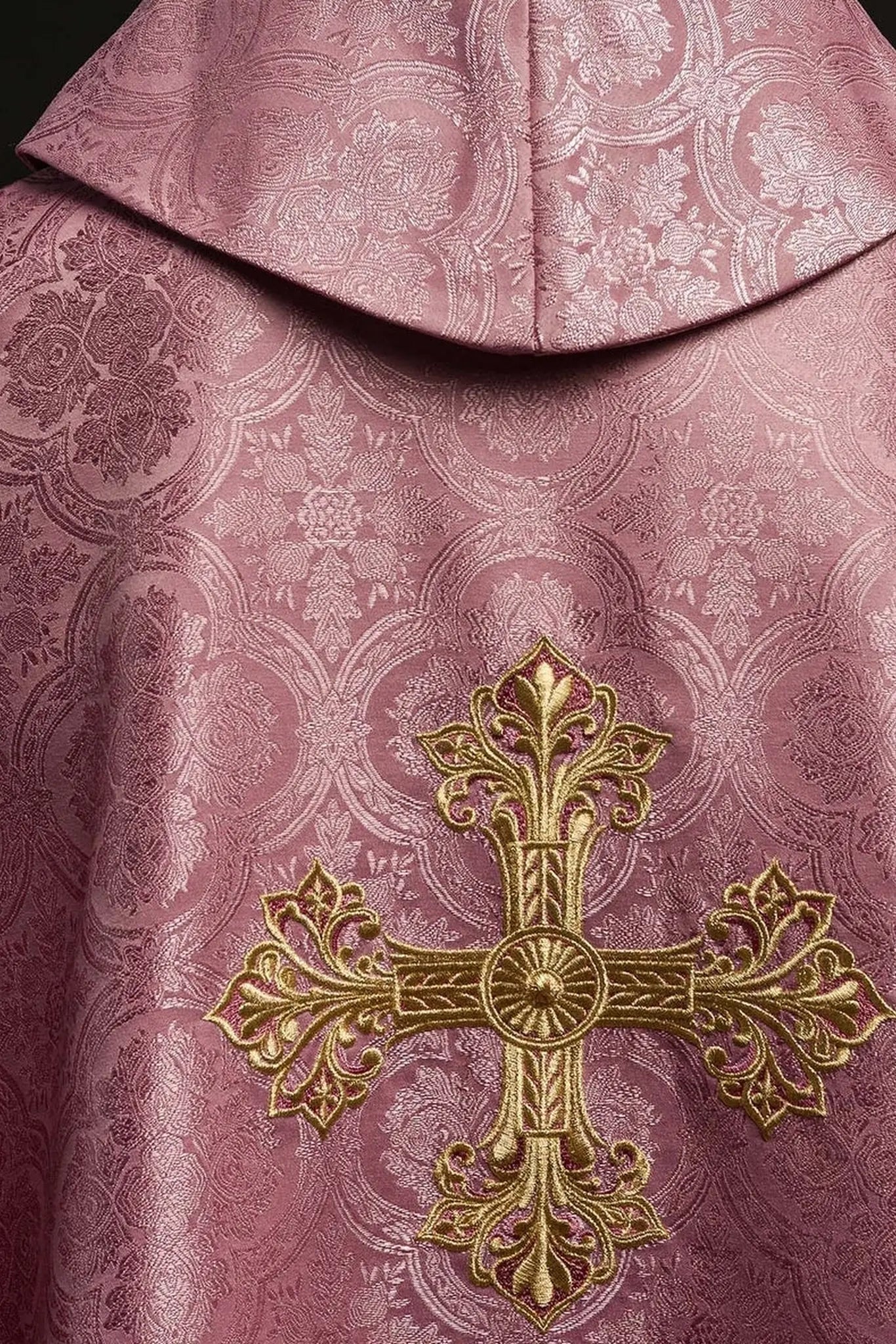 Casulla rosa con cruz hecha de tela estampada