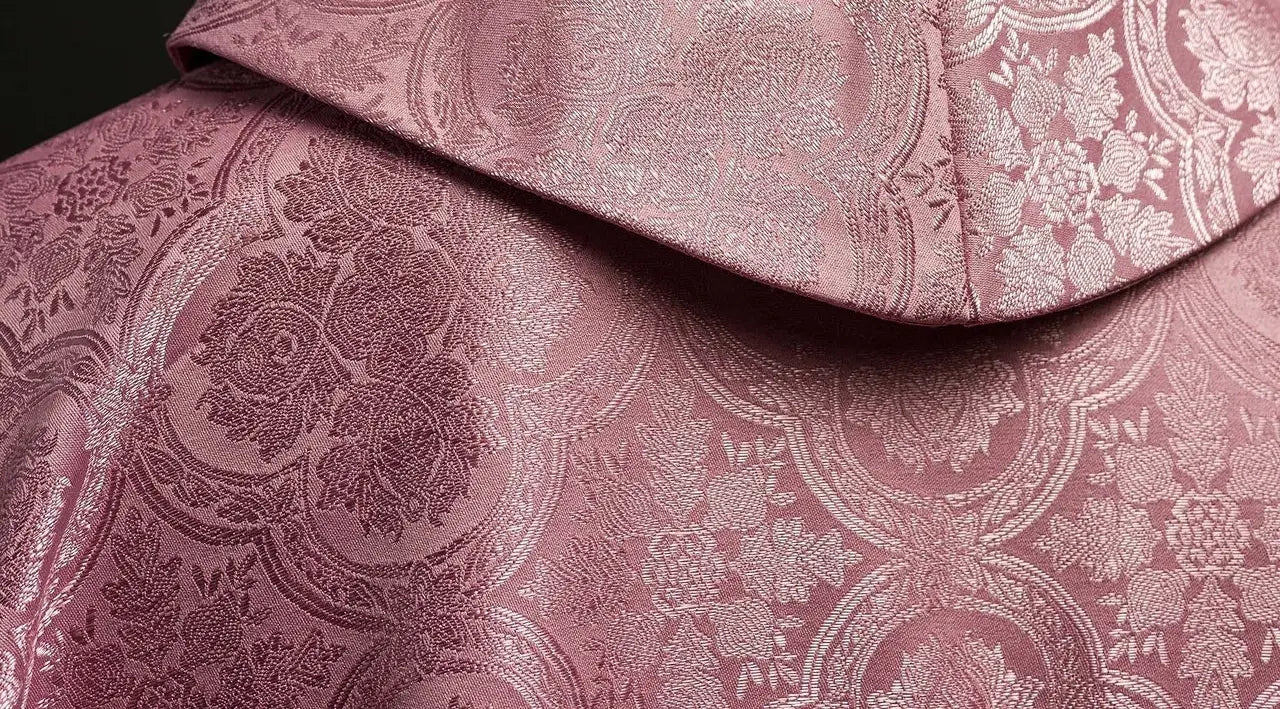 Casulla rosa con cruz hecha de tela estampada