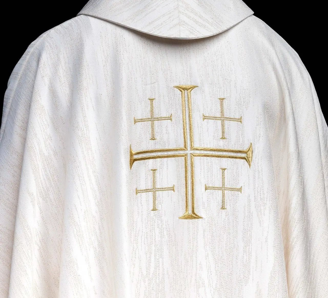 Casulla bordada con cruz de Jerusalén ecru