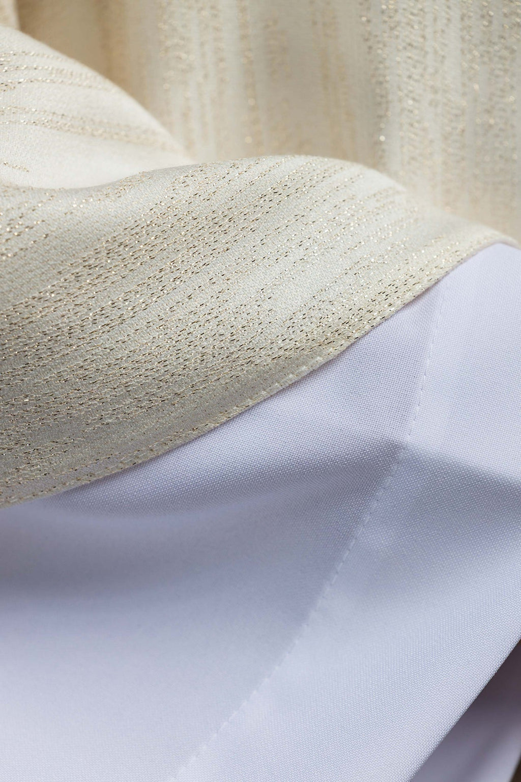 Casulla bordada con cruz de Jerusalén ecru