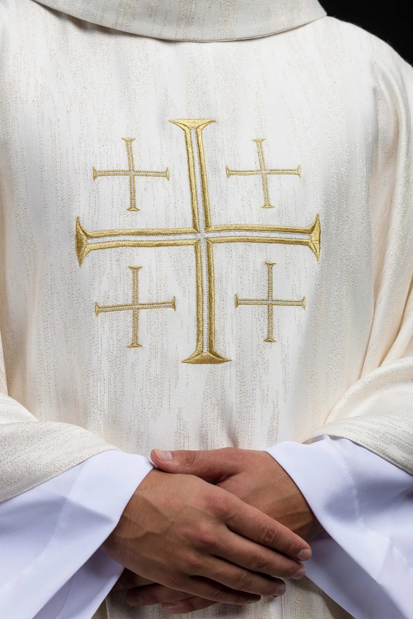 Casulla bordada con cruz de Jerusalén ecru