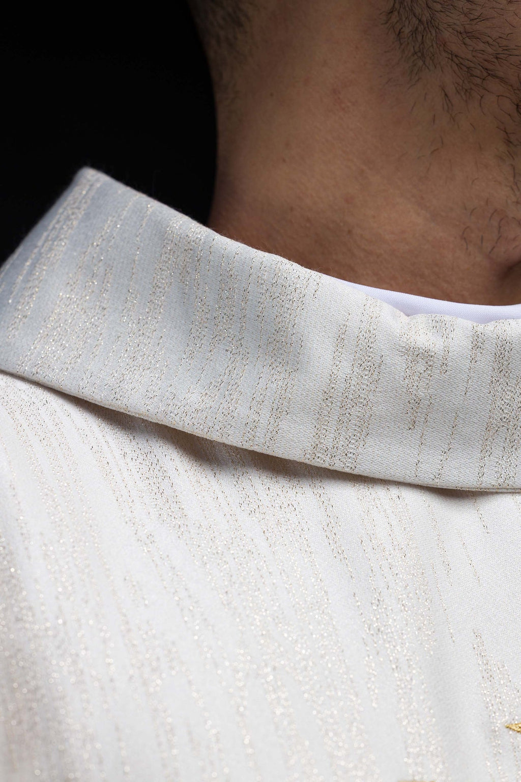 Casulla bordada con cruz de Jerusalén ecru