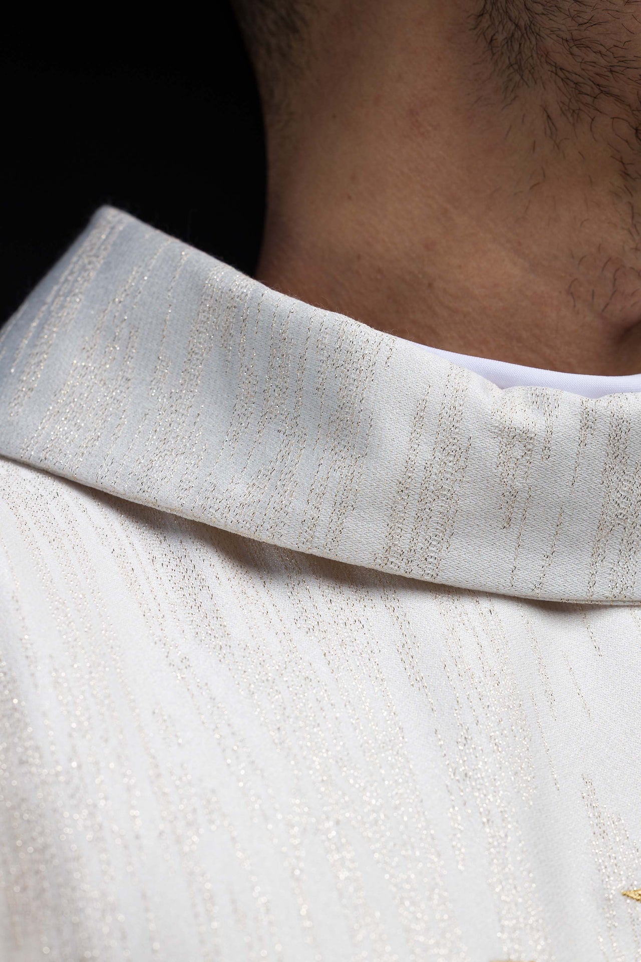 Casulla bordada con cruz de Jerusalén ecru