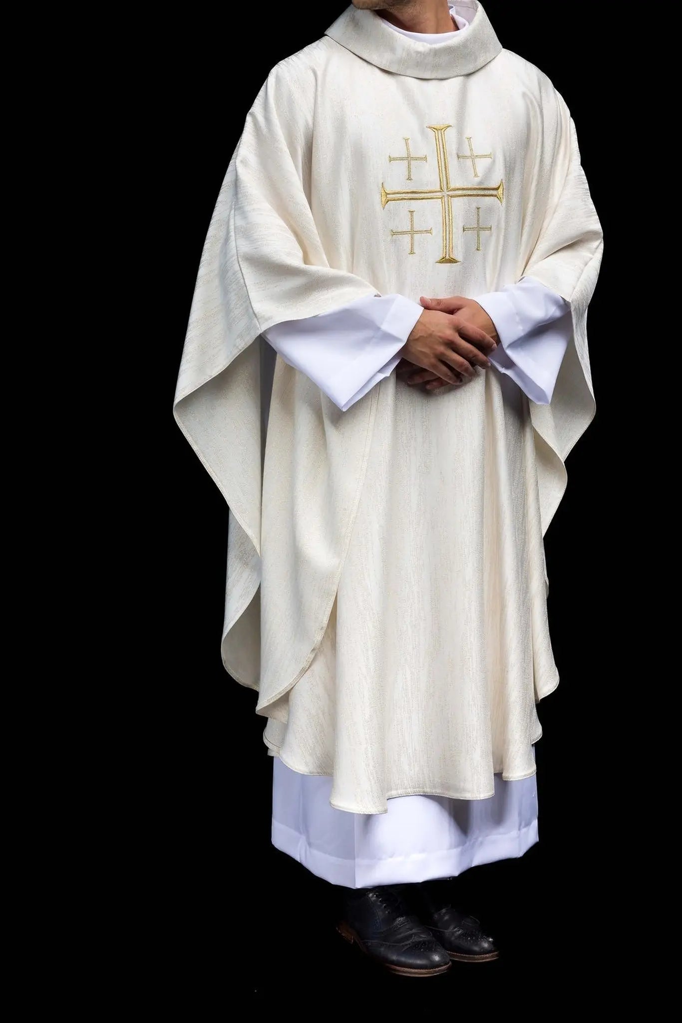 Casulla bordada con cruz de Jerusalén ecru