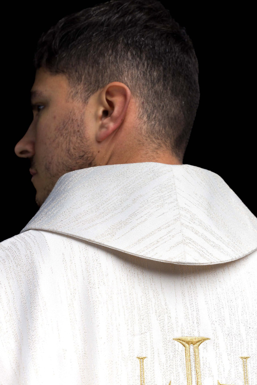 Casulla bordada con cruz de Jerusalén ecru