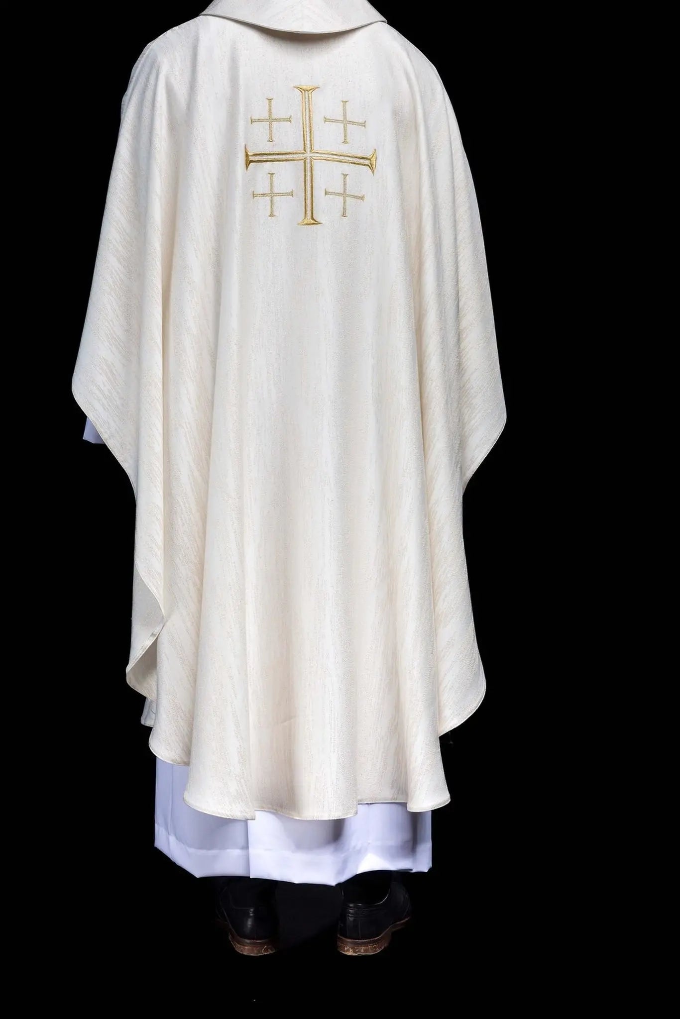 Casulla bordada con cruz de Jerusalén ecru