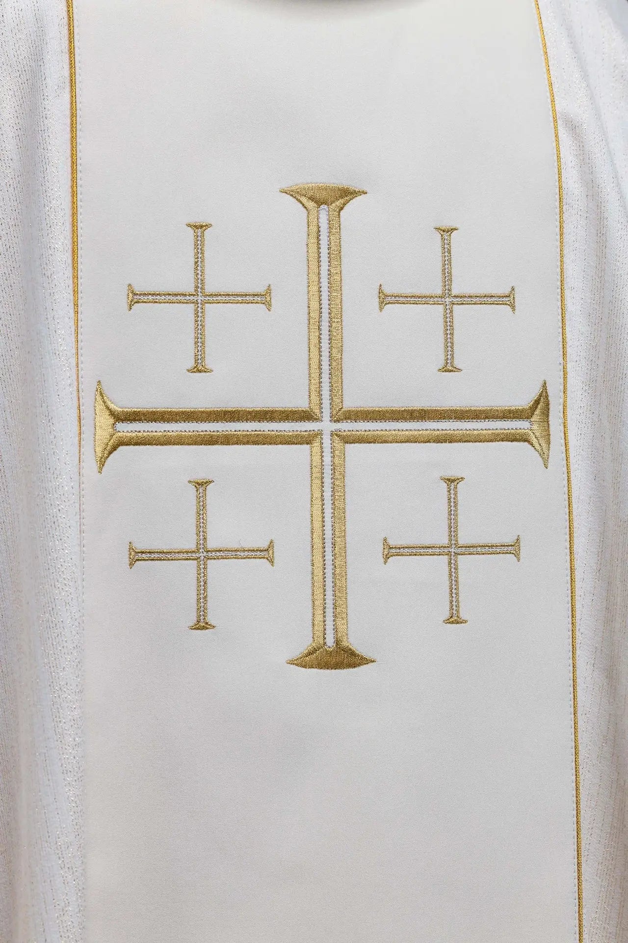 Casulla bordada con banda y cruces de Jerusalén ecru