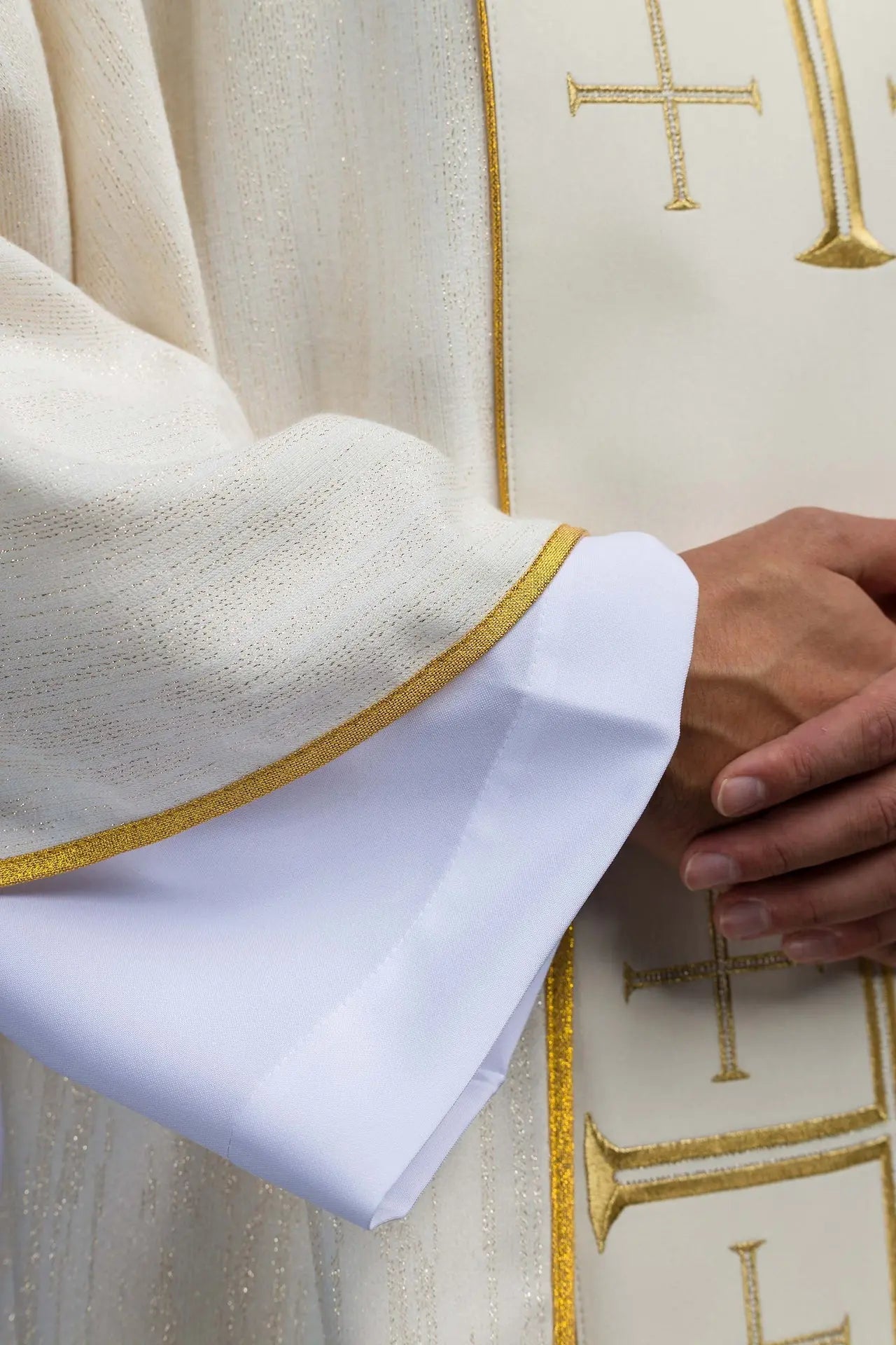 Casulla bordada con banda y cruces de Jerusalén ecru