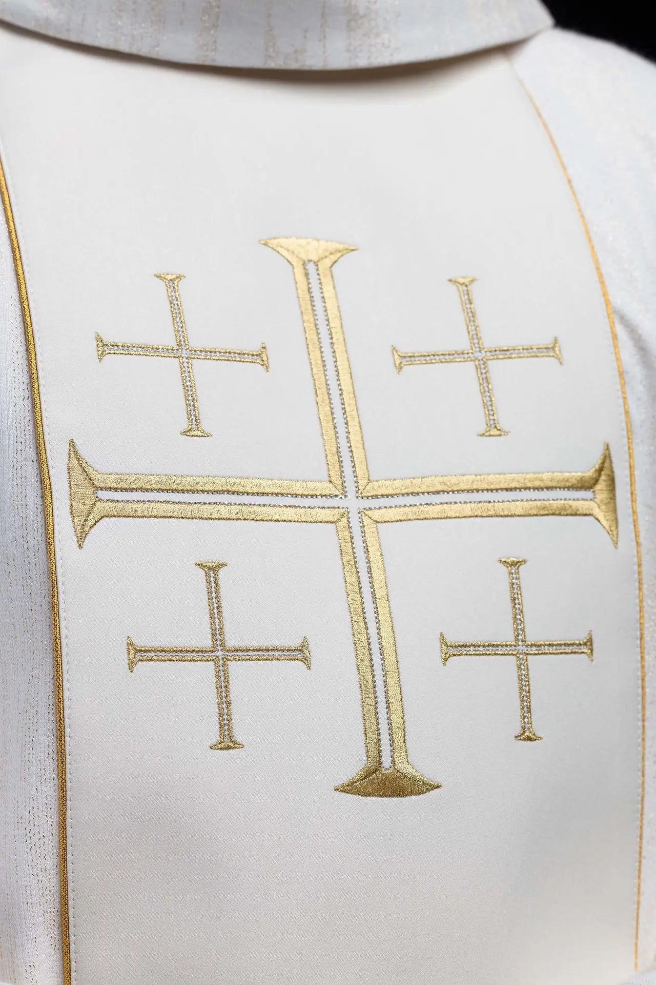 Casulla bordada con banda y cruces de Jerusalén ecru