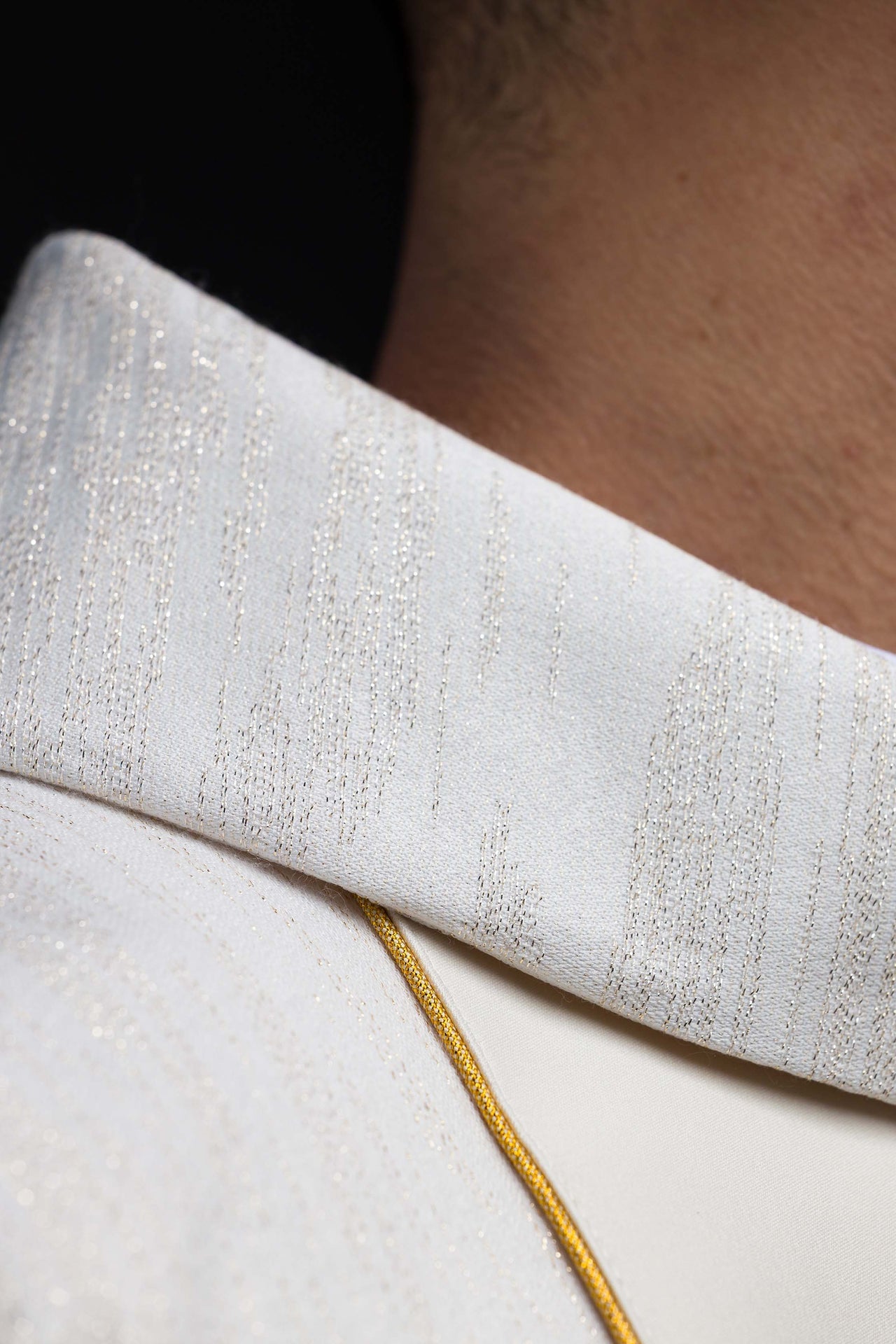 Ornato bordado con cinturón y cruces de Jerusalén ecru