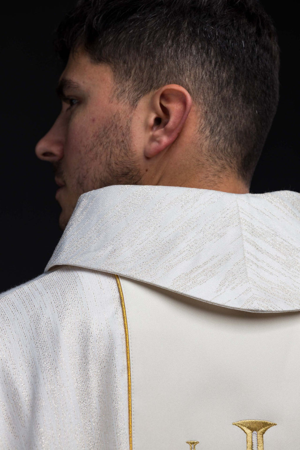 Ornato bordado con cinturón y cruces de Jerusalén ecru