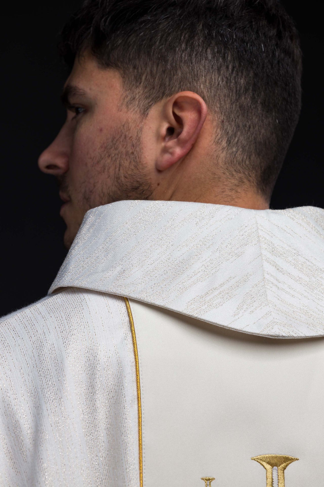 Ornato bordado con cinturón y cruces de Jerusalén ecru