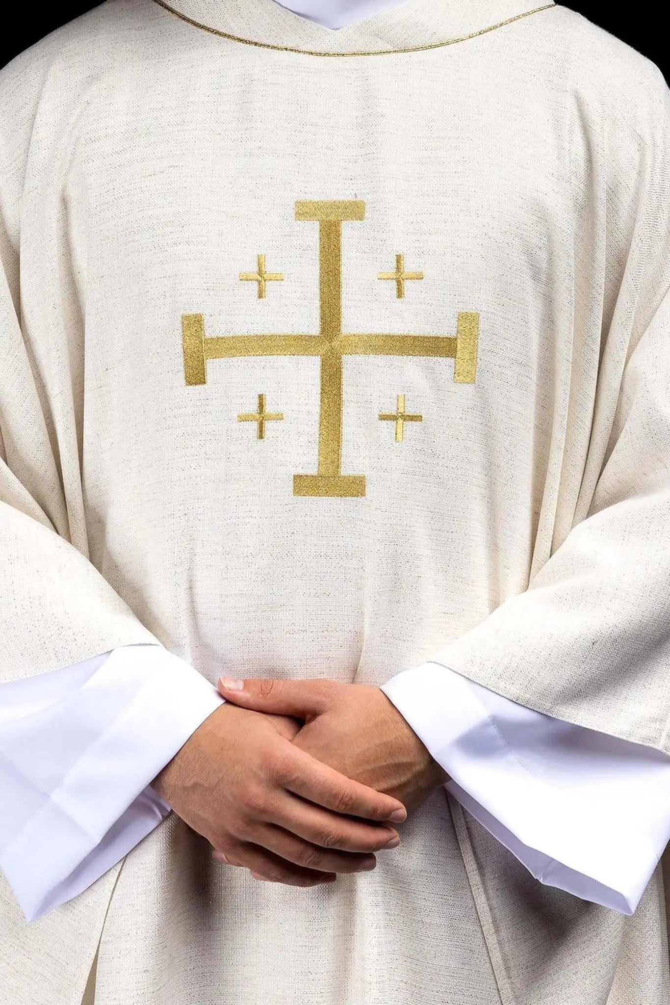 Casulla bordada con la Cruz de Jerusalén color crudo