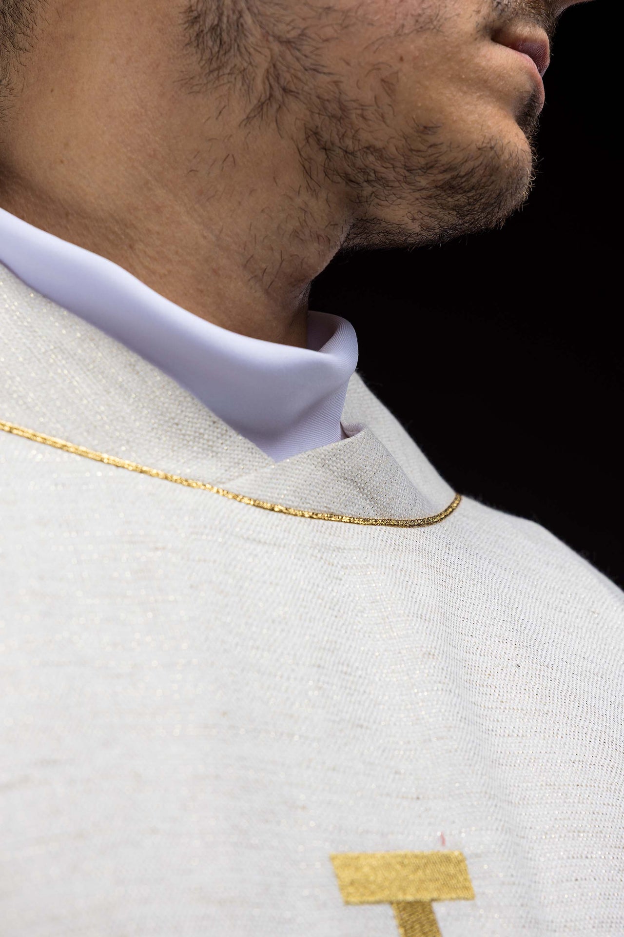 Ornamento bordado con Cruz de Jerusalén ecru