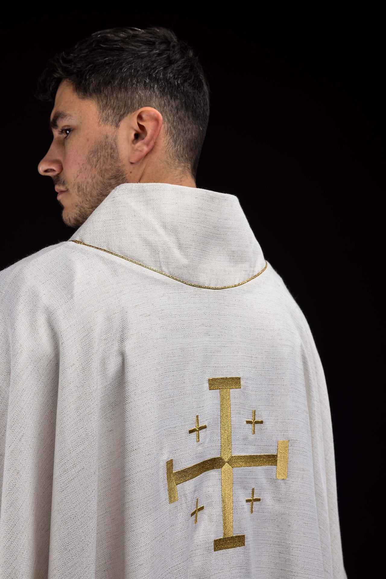 Ornamento bordado con Cruz de Jerusalén ecru