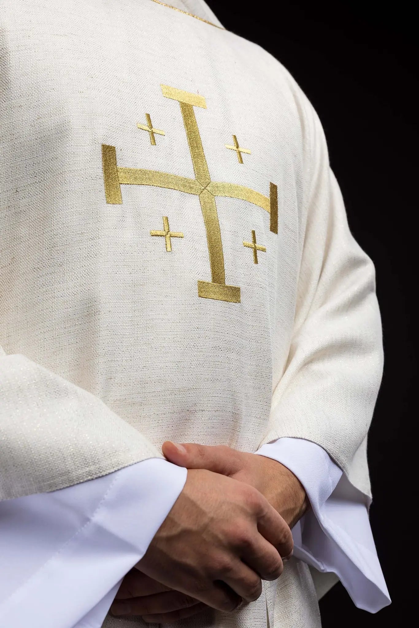 Casulla bordada con la Cruz de Jerusalén color crudo