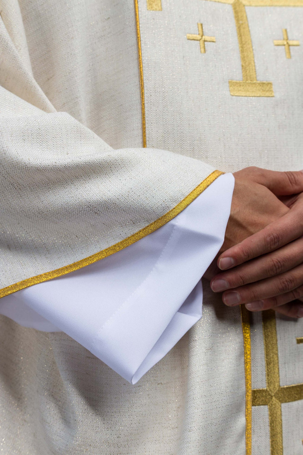 Ornato bordado con Cruz de Jerusalén ecru