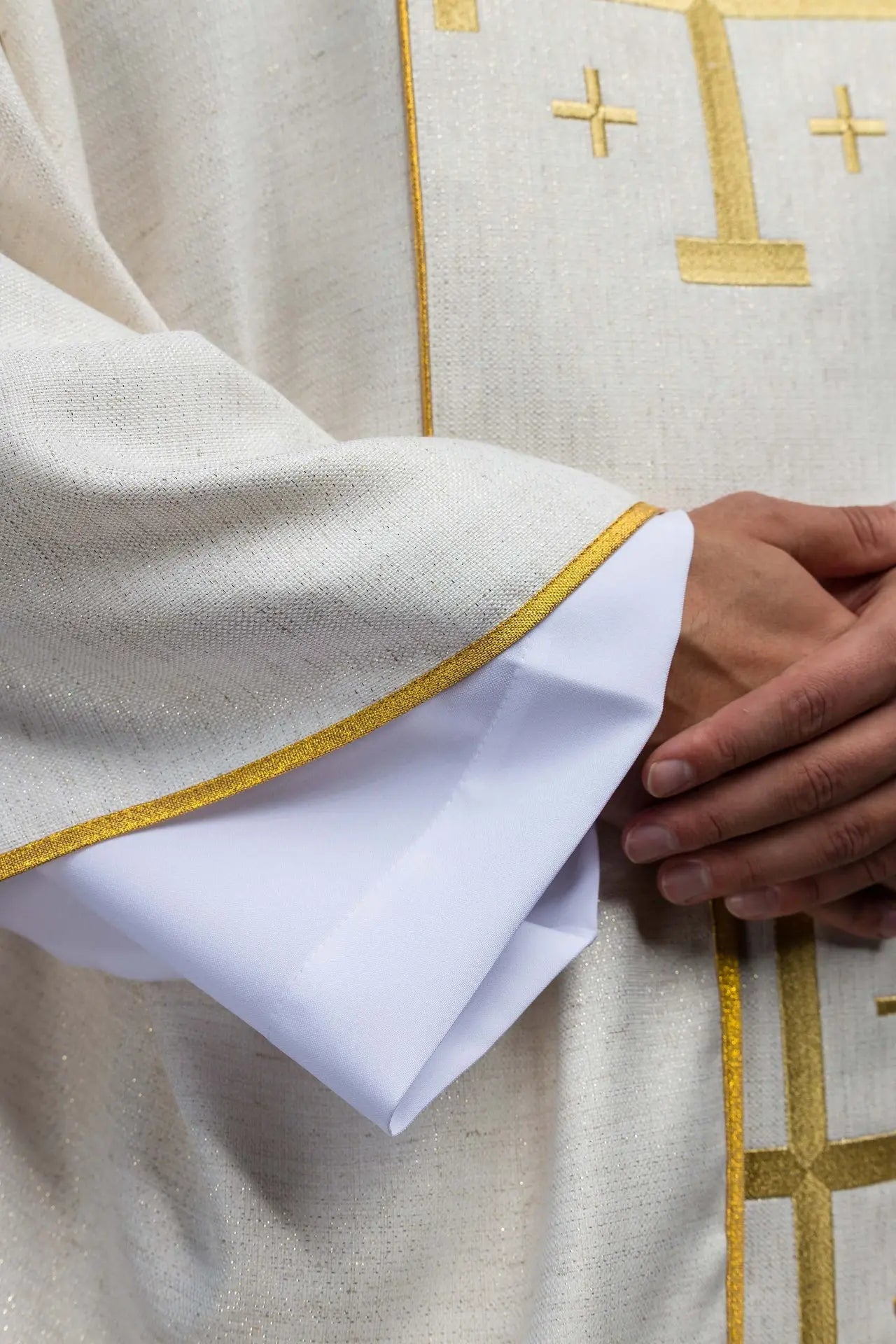 Casulla bordada con Cruz de Jerusalén ecru