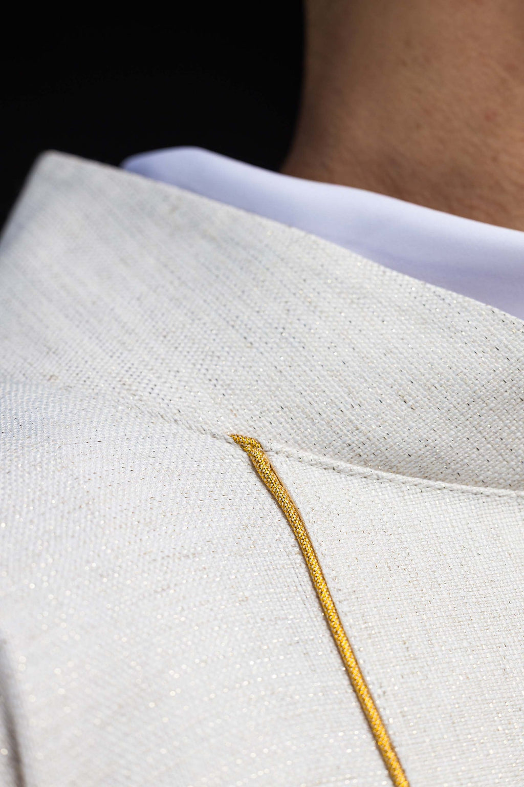 Ornato bordado con Cruz de Jerusalén ecru