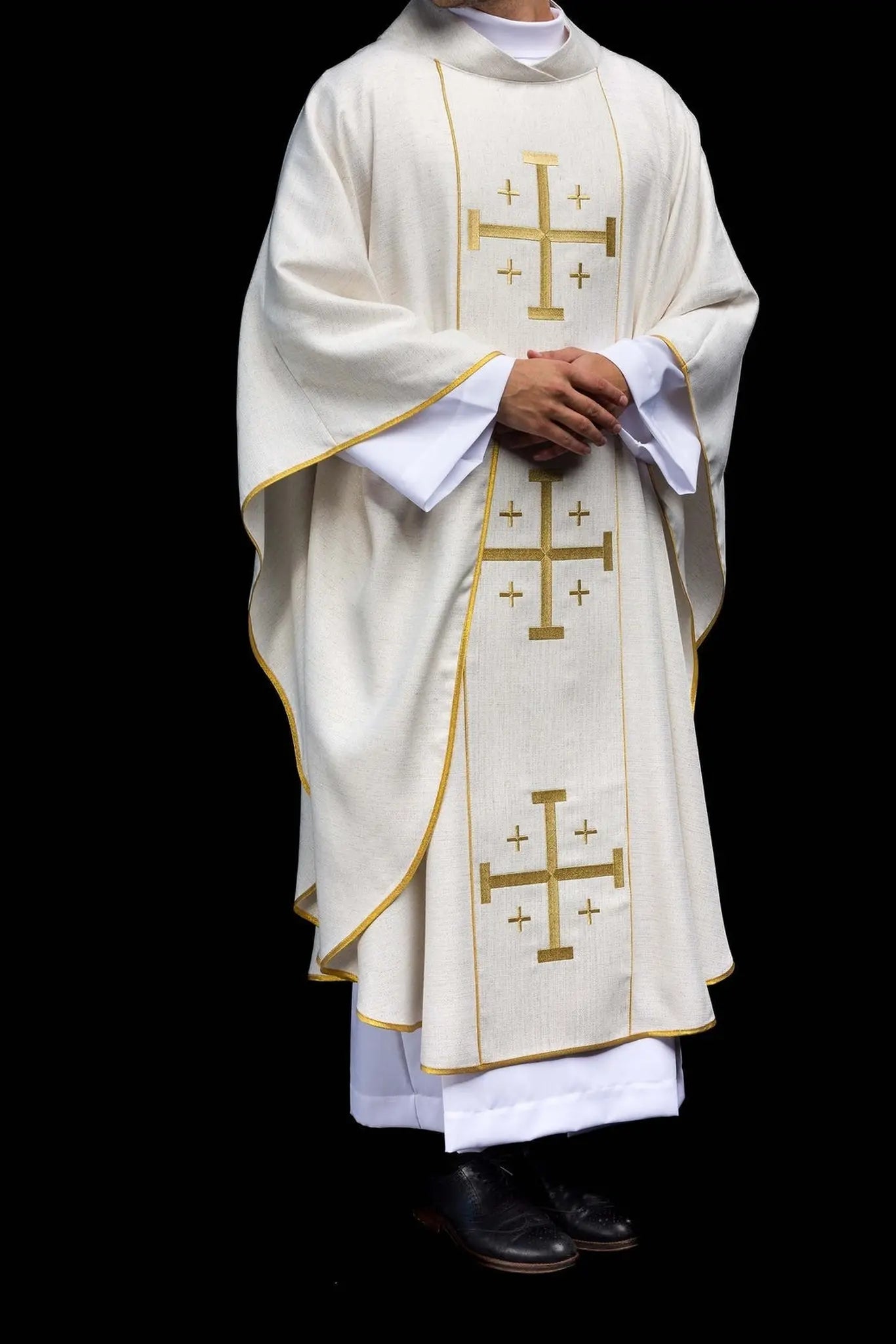 Casulla bordada con Cruz de Jerusalén ecru