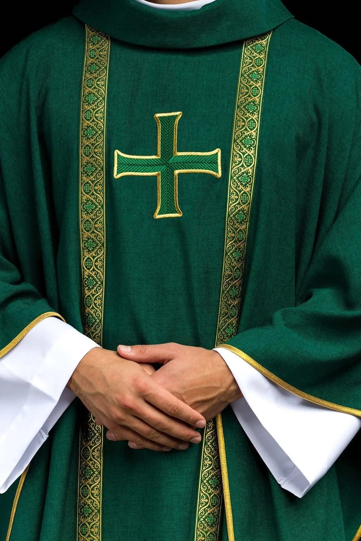 Casulla litúrgica verde con cruz bordada y bandas de jacquard
