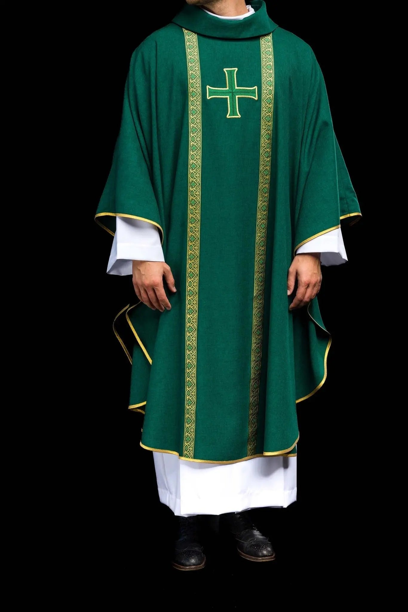Casulla litúrgica verde con cruz bordada y bandas de jacquard