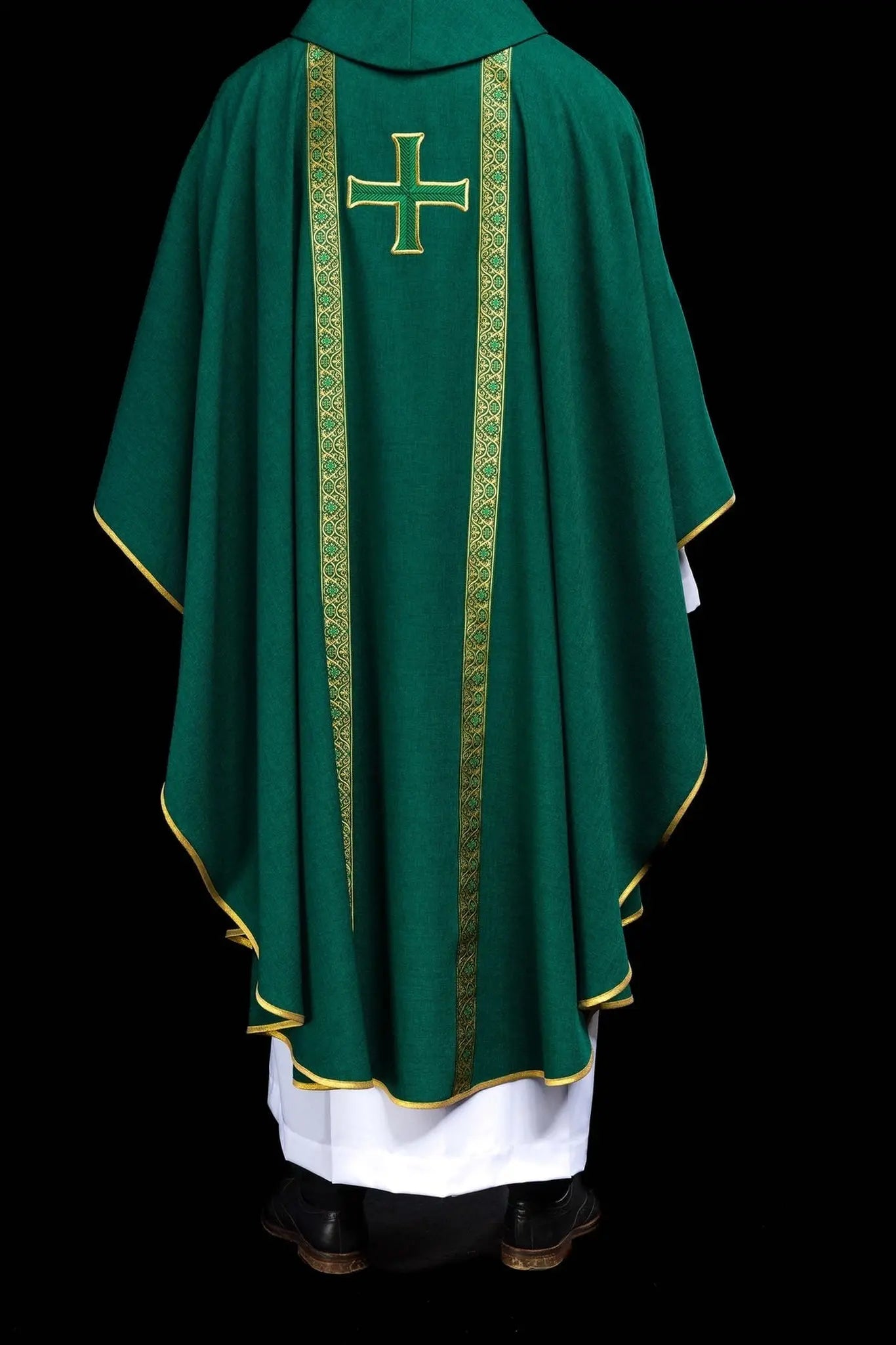 Casulla litúrgica verde con cruz bordada y bandas de jacquard