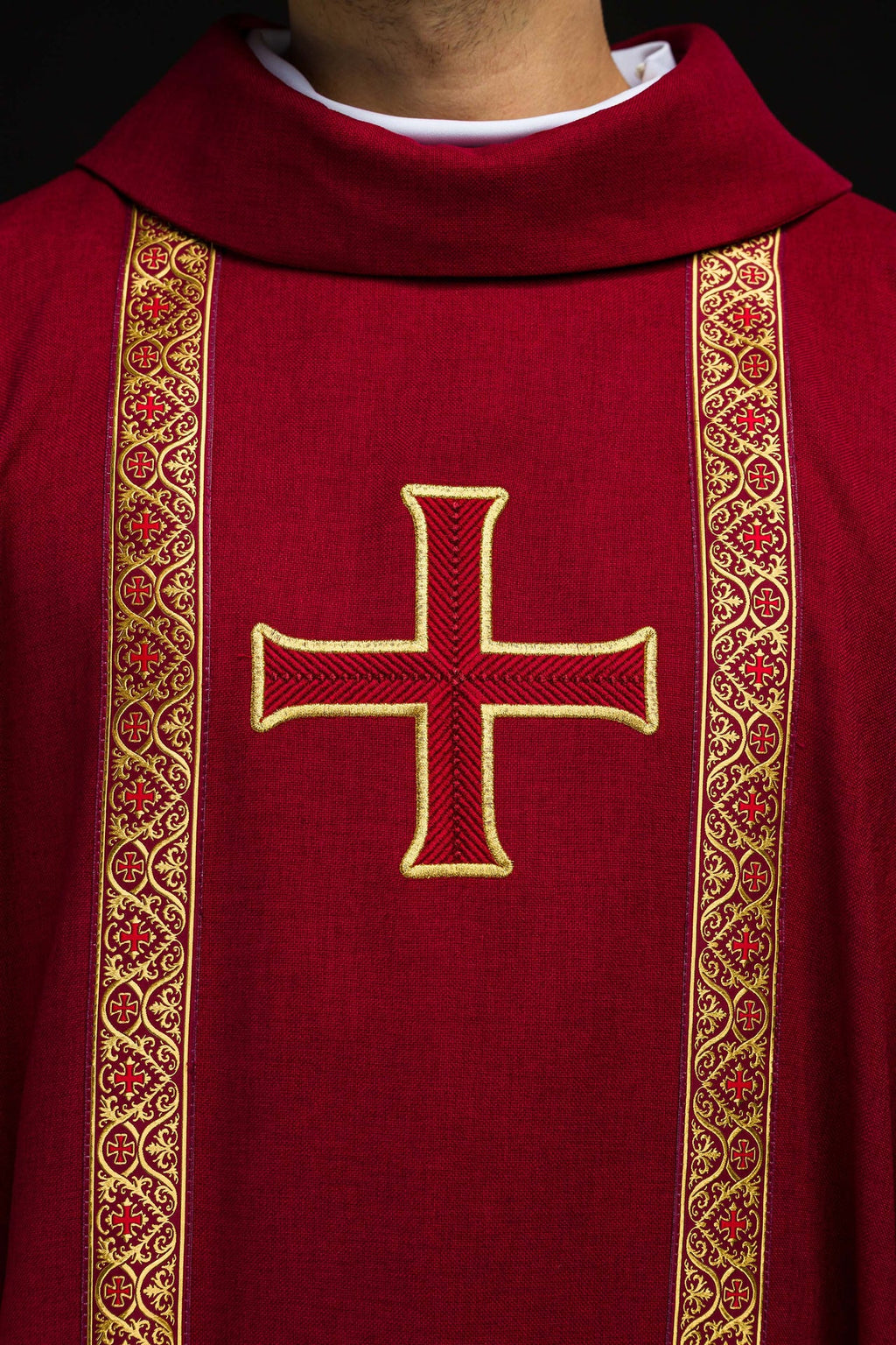 Ornat liturgiczny czerwony z haftowanym krzyżem i taśmami żakardowymi - ORNATY.PL