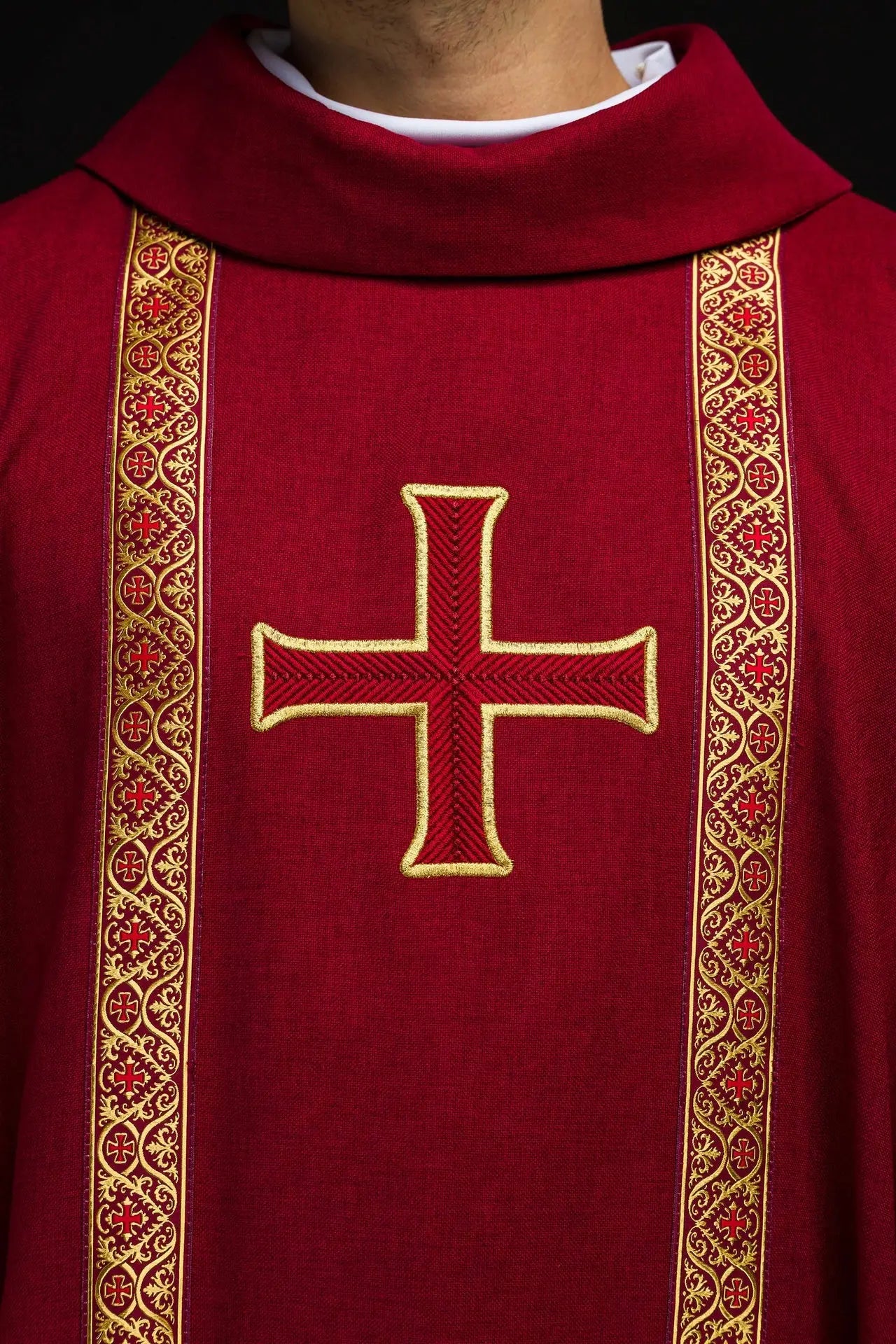 Casulla litúrgica roja con cruz bordada y bandas de jacquard