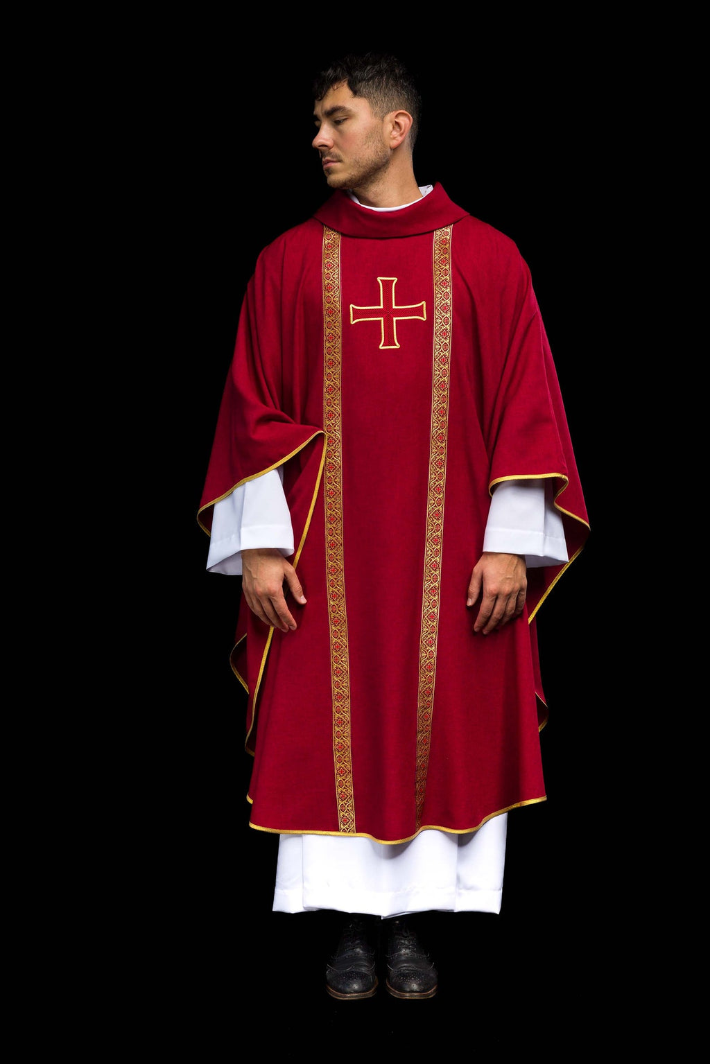 Ornat liturgiczny czerwony z haftowanym krzyżem i taśmami żakardowymi - ORNATY.PL