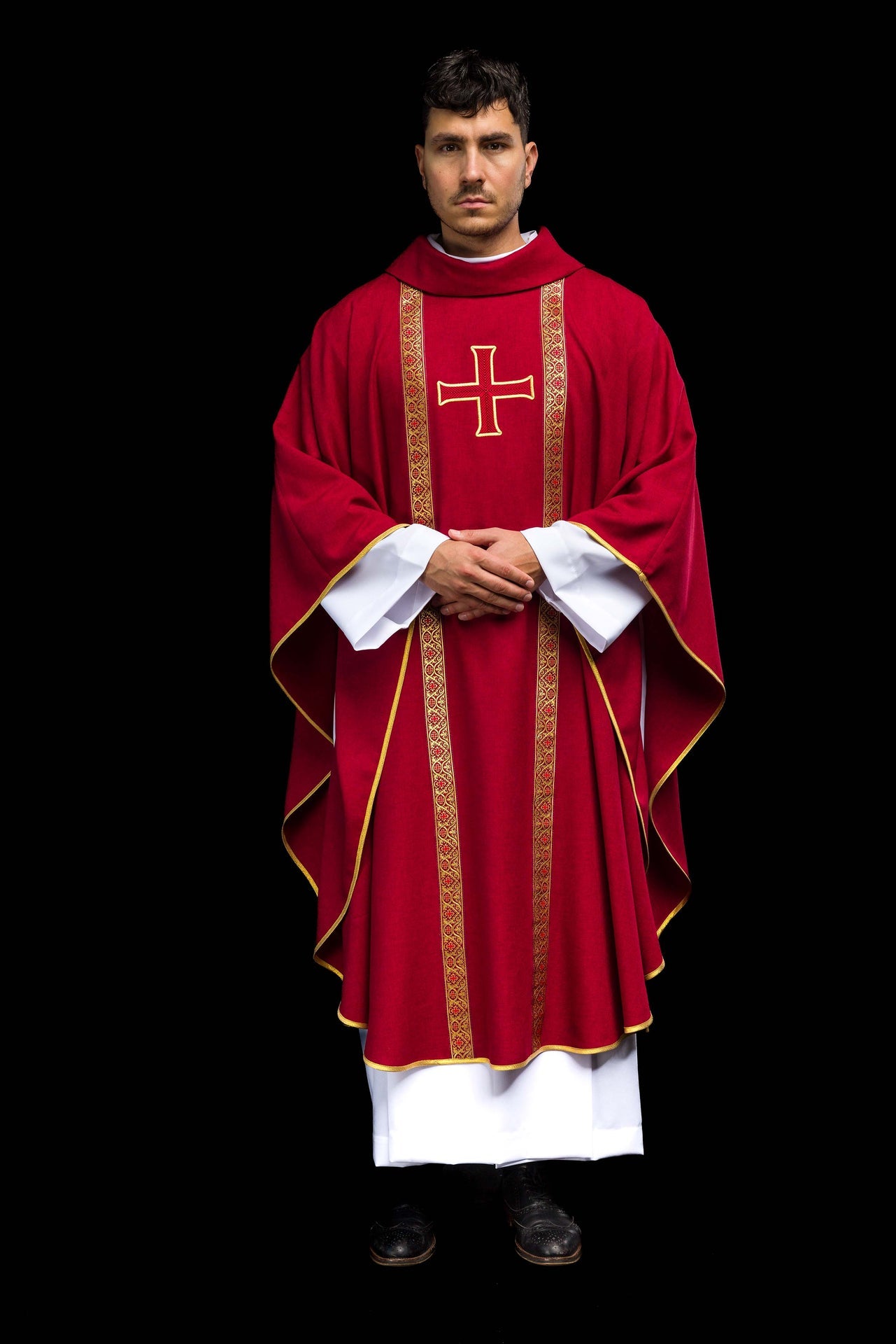 Ornat liturgiczny czerwony z haftowanym krzyżem i taśmami żakardowymi - ORNATY.PL