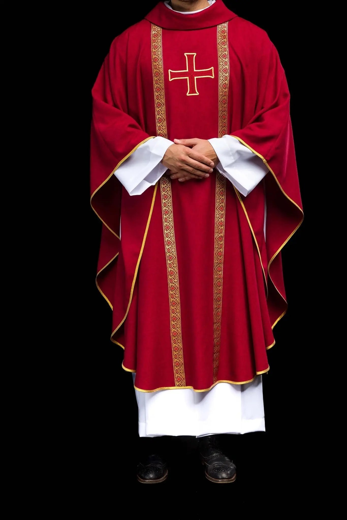Casulla litúrgica roja con cruz bordada y bandas de jacquard