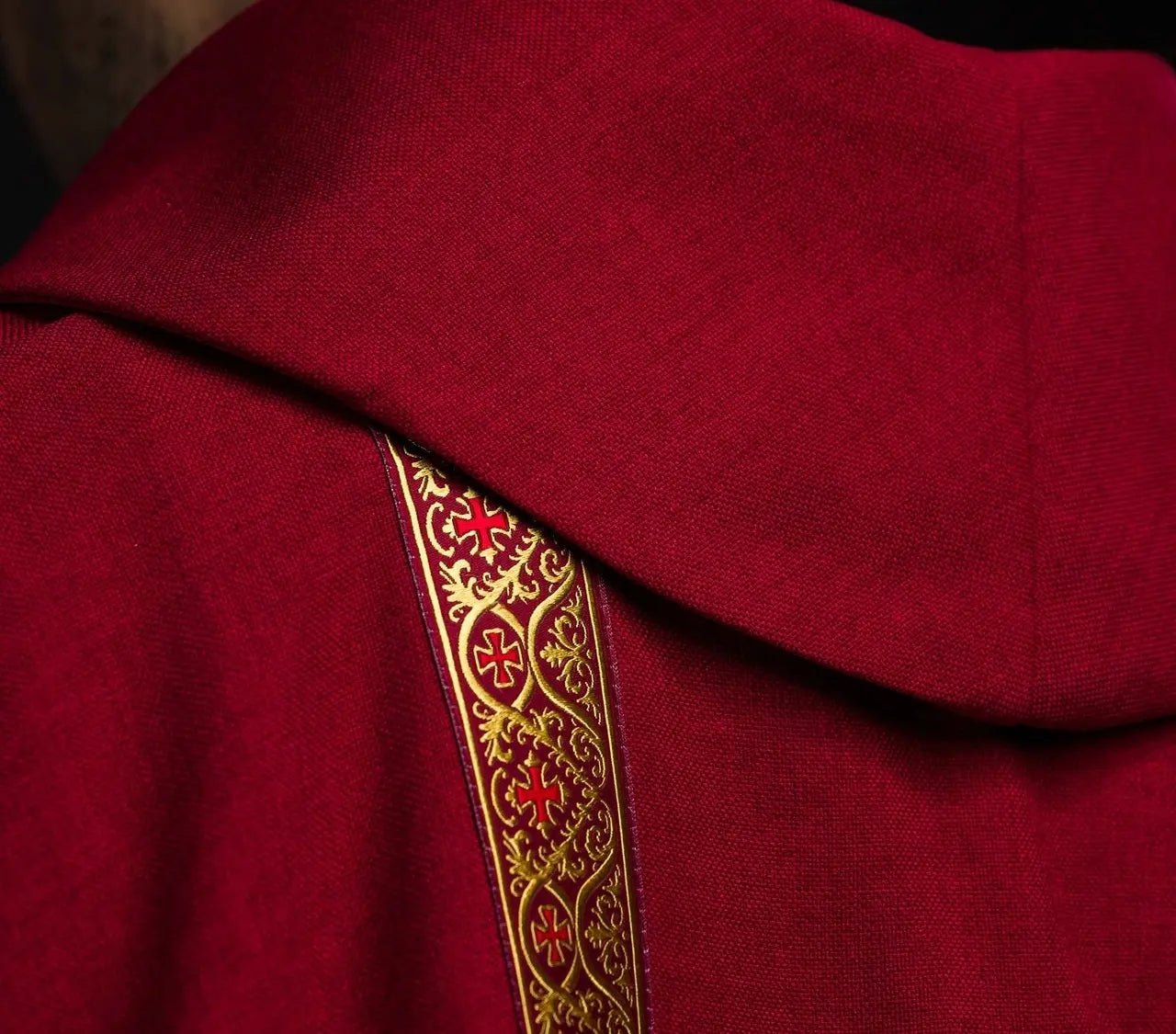 Casulla litúrgica roja con cruz bordada y bandas de jacquard