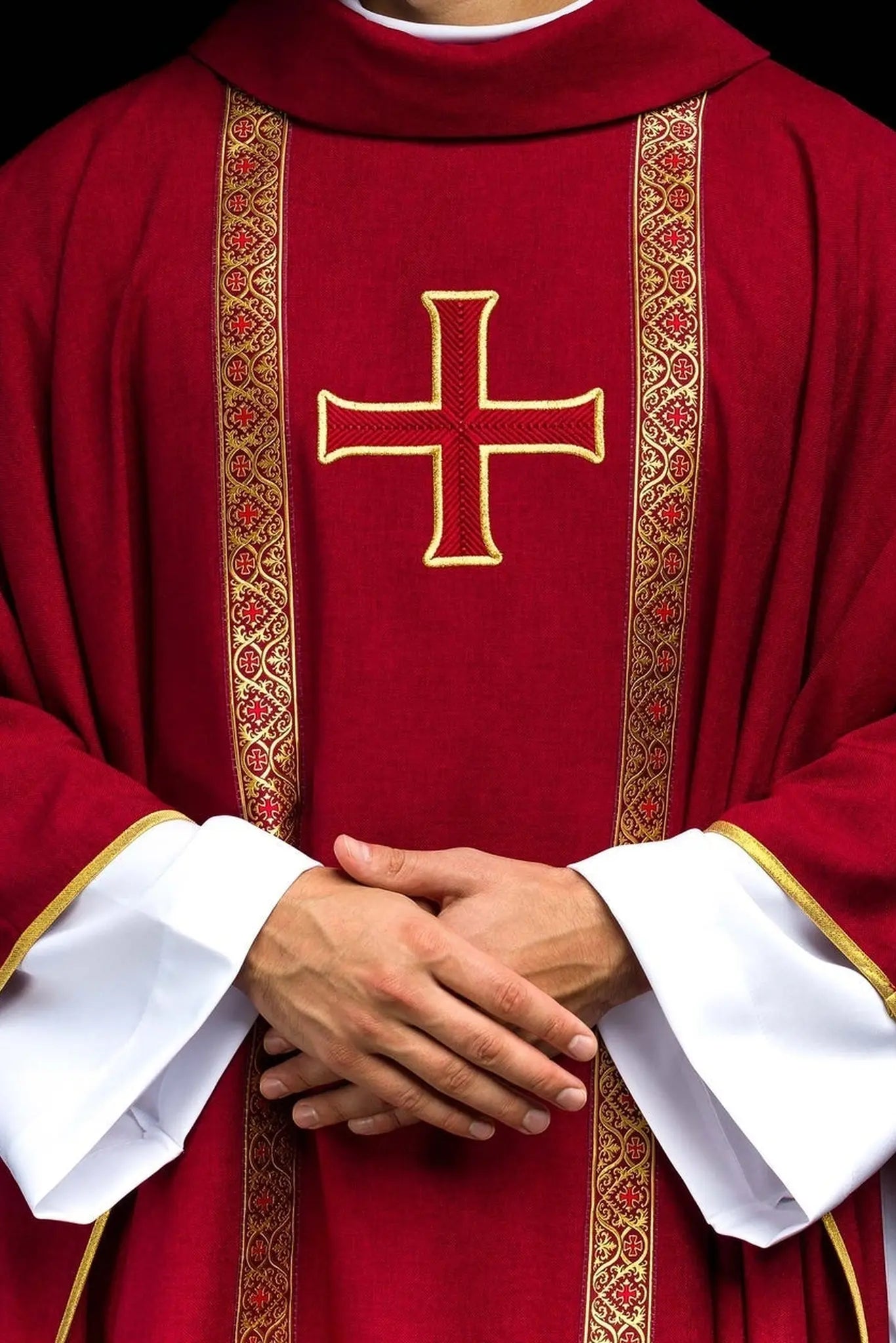 Casulla litúrgica roja con cruz bordada y bandas de jacquard