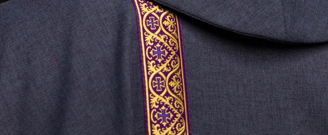Casulla litúrgica púrpura con cruz bordada y bandas de jacquard
