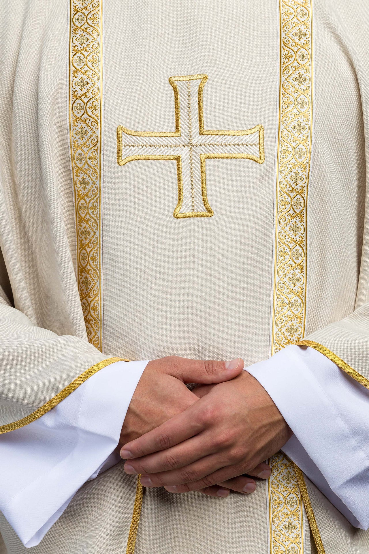 Ornat liturgiczny ecru z haftowanym krzyżem i taśmami żakardowymi - ORNATY.PL