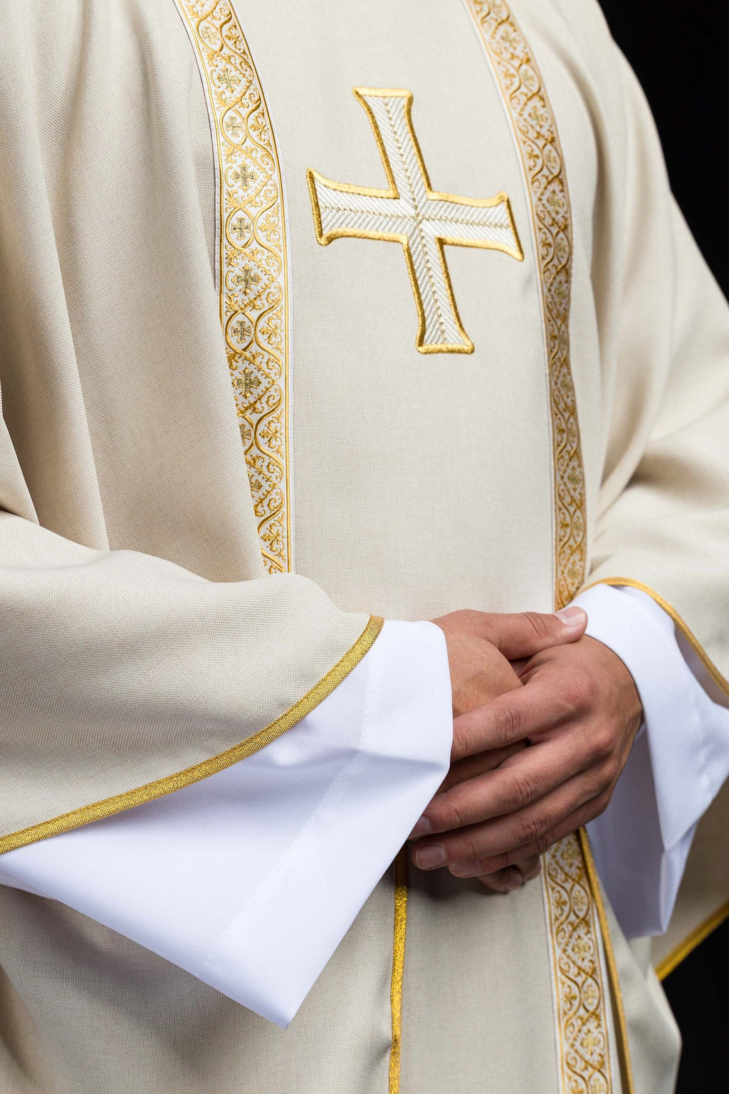 Ornat liturgiczny ecru z haftowanym krzyżem i taśmami żakardowymi - ORNATY.PL