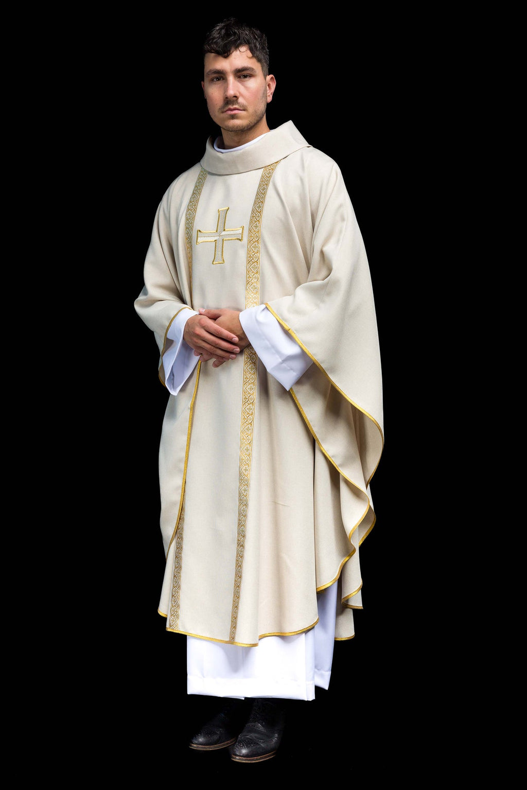 Ornat liturgiczny ecru z haftowanym krzyżem i taśmami żakardowymi - ORNATY.PL